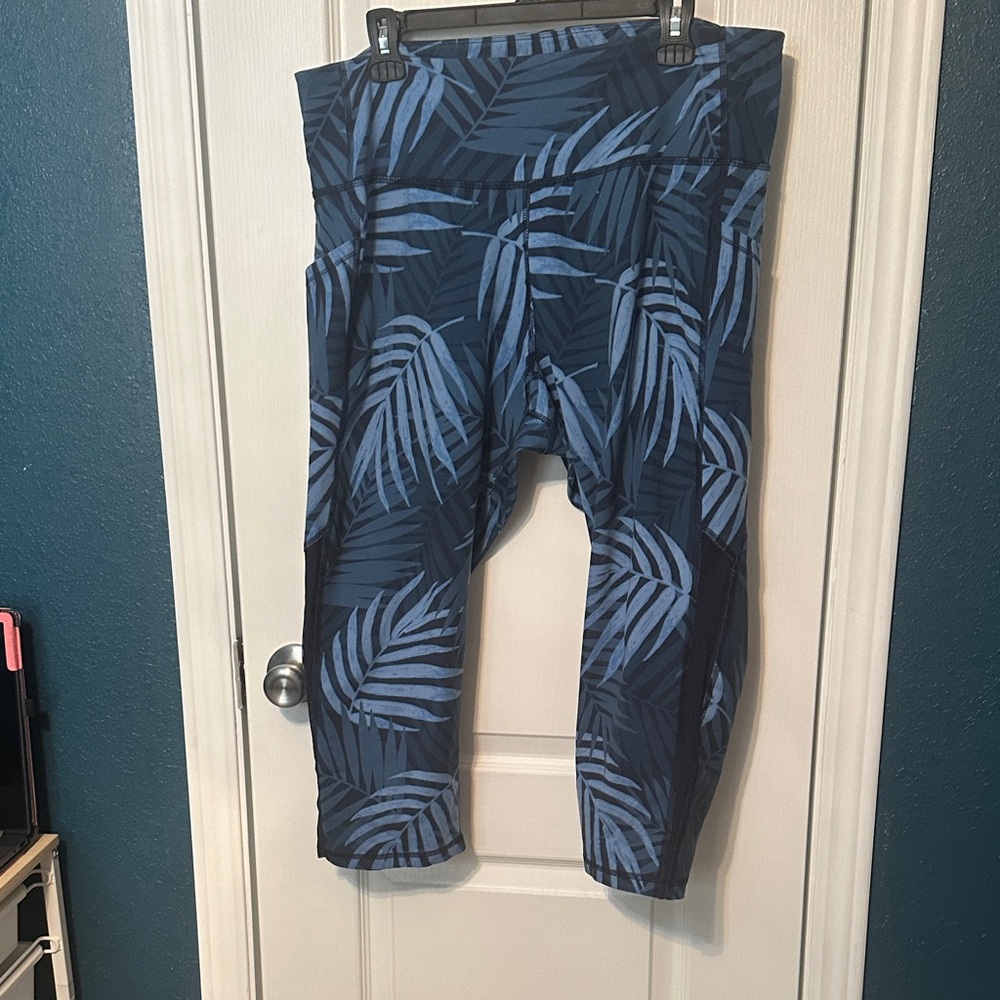 Old Navy Women's Navy Leaf Print Leggings with sheer side